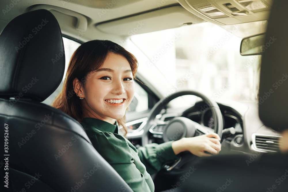 漂亮的女商人微笑着开车