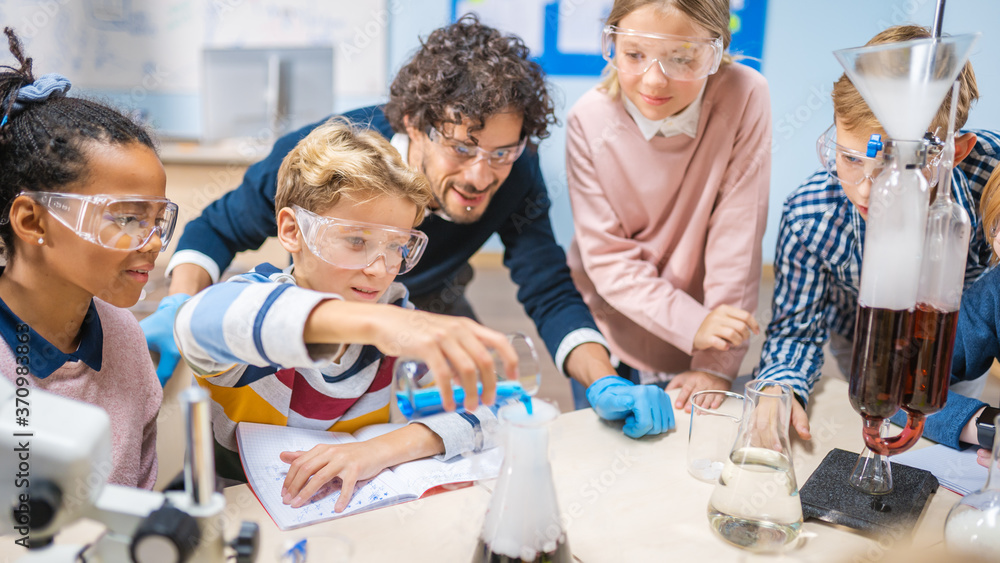 小学科学课堂：热情的老师向不同的Chi群体解释化学