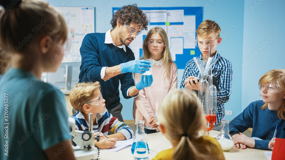 小学科学课堂：热情的老师向不同的Chi群体解释化学