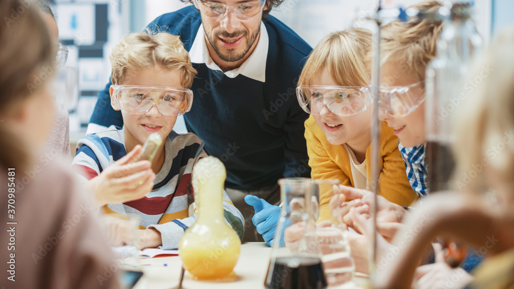 小学科学课堂：热情的老师向不同的Chi群体解释化学