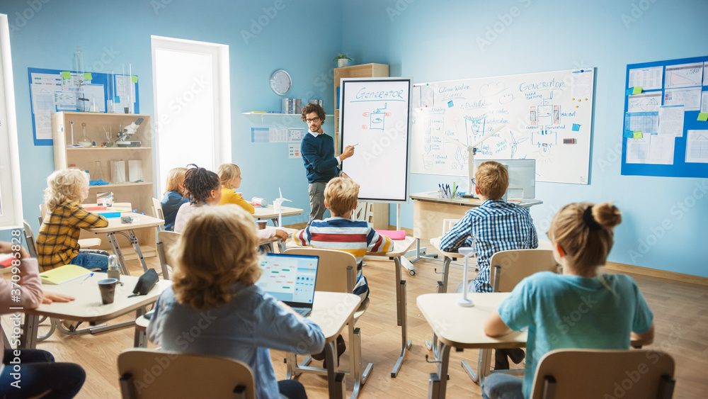 小学物理老师使用交互式数字白板向充满