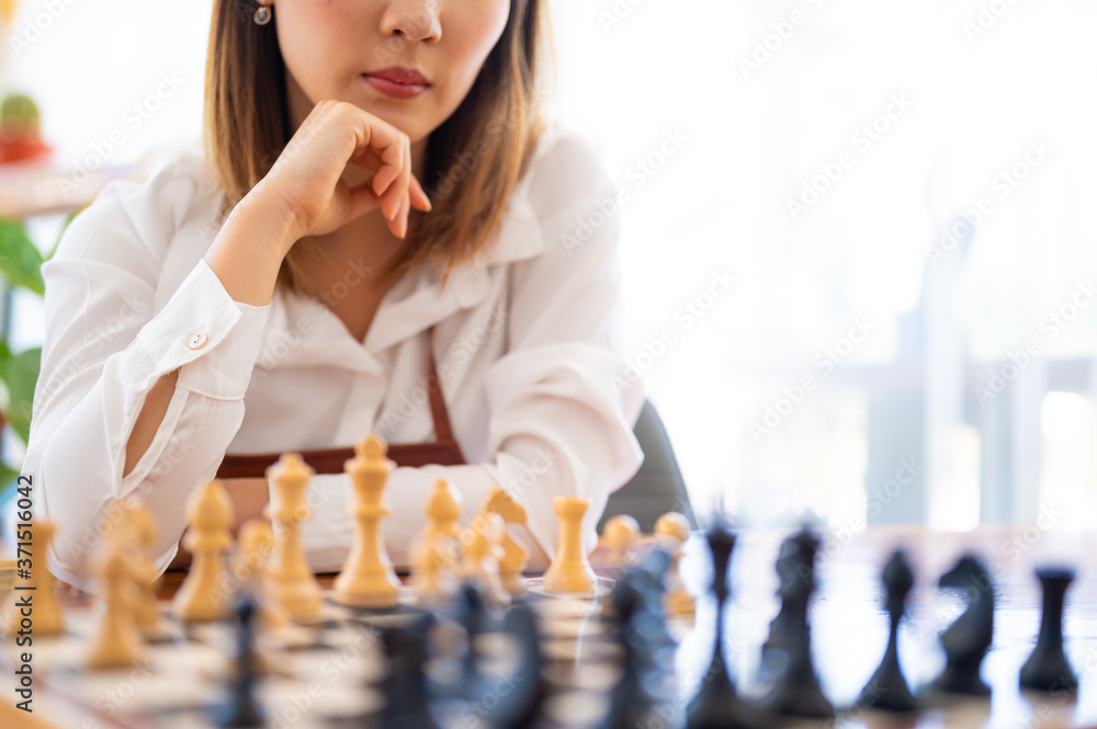 女人在俱乐部下棋，周末休闲活动和健身概念。