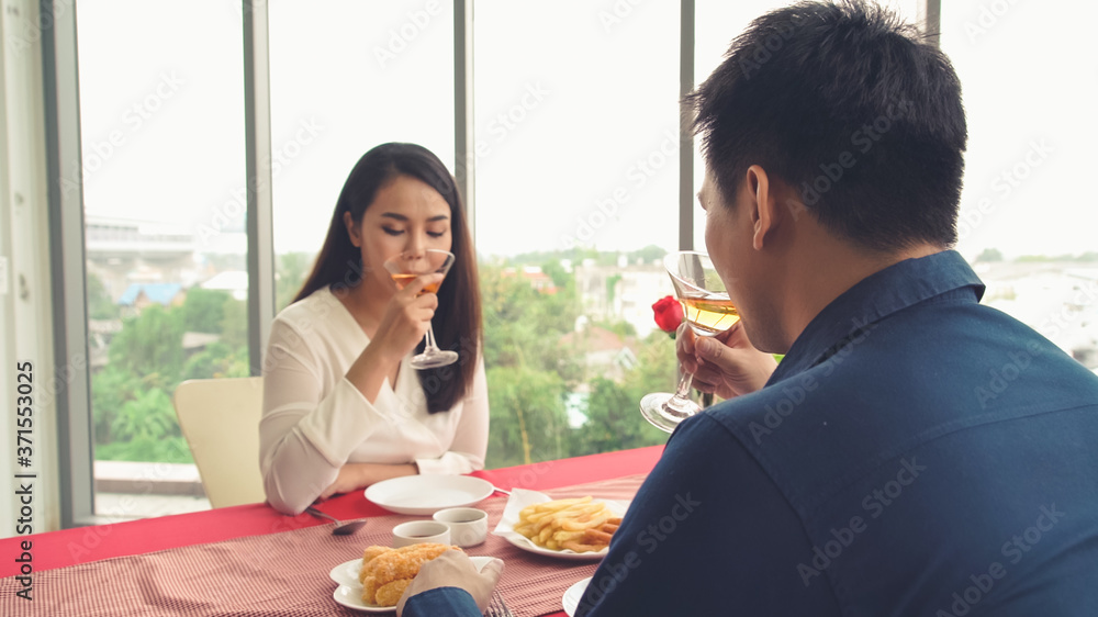 幸福的浪漫情侣在餐厅吃午饭。情侣周年庆典和生活方式。