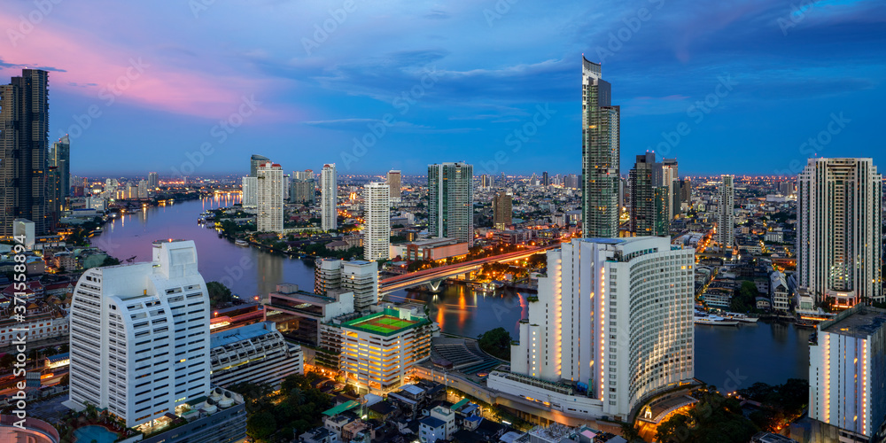 酒店屋顶酒吧的曼谷城市景观，Chao-phraya河背景