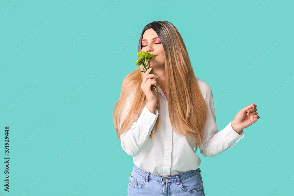 戴着假发，彩色背景上有花的漂亮年轻女人