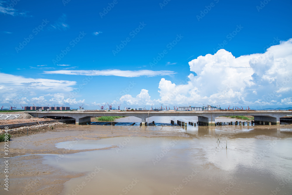 中国广州市南沙区在建南沙港铁路高架桥