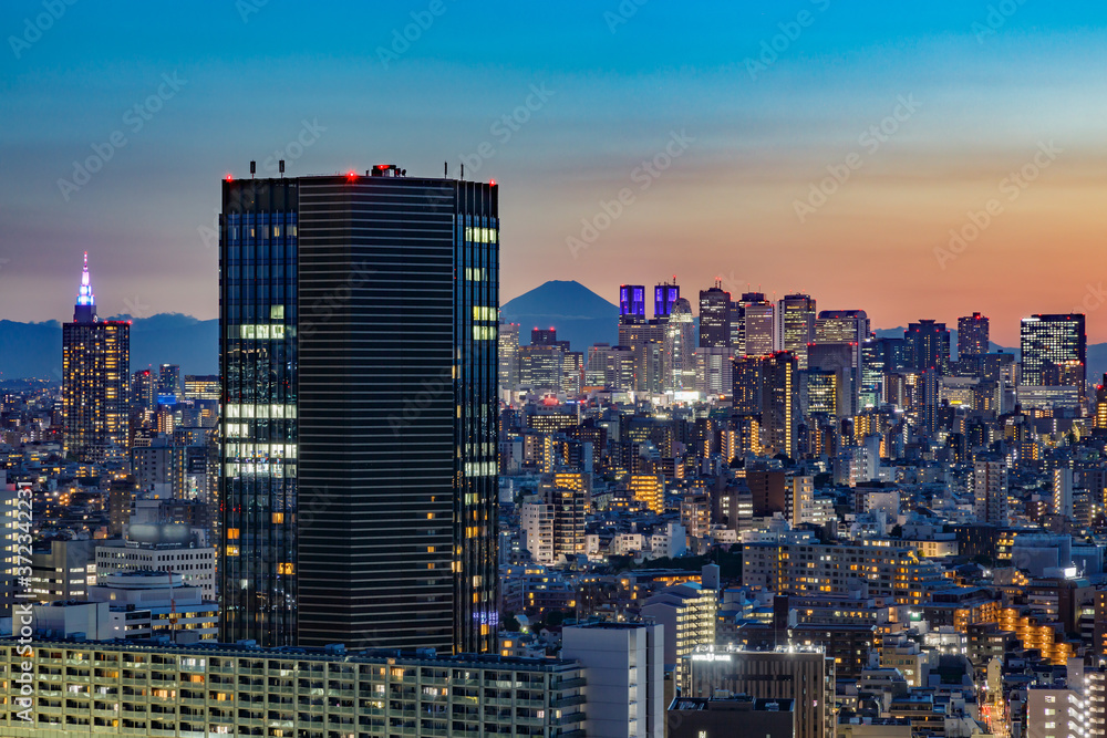 夕暮れの光が綺麗な高層ビル群と空