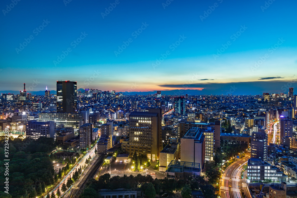 夕暮れの光が綺麗な高層ビル群と空