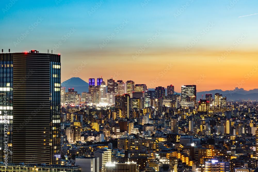 夕暮れの光が綺麗な高層ビル群と空