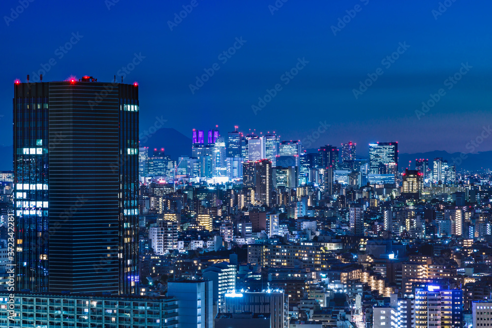 夕暮れの光が綺麗な高層ビル群と空