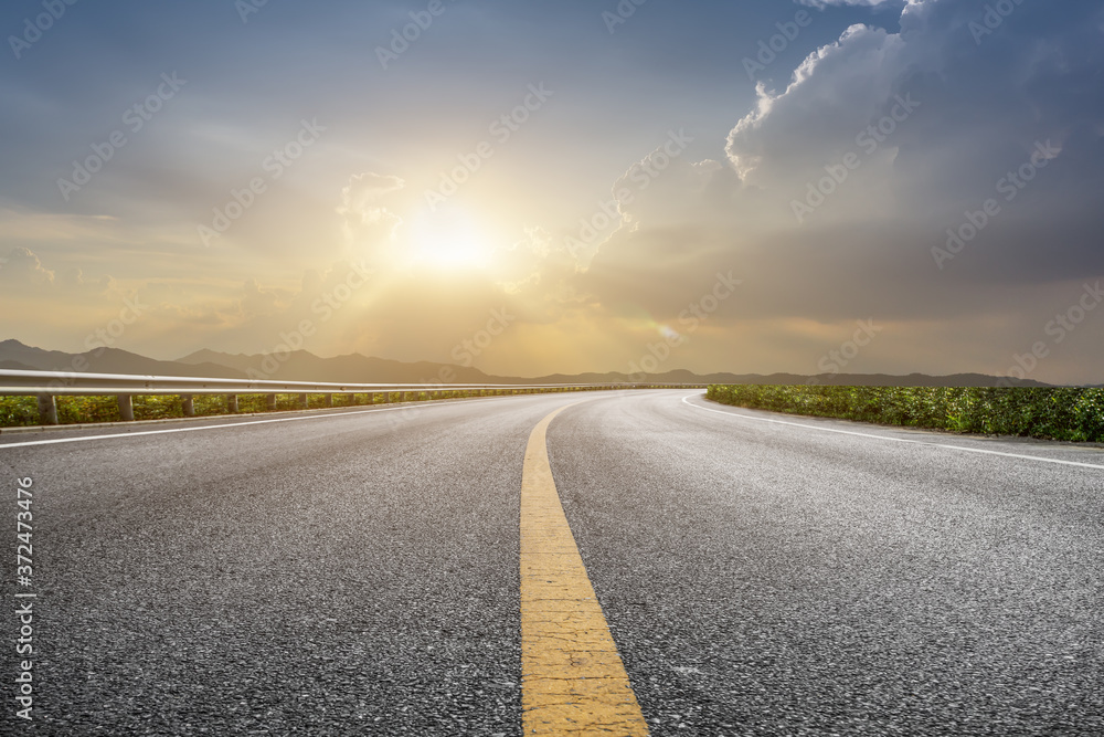 空旷的道路、地面和天空、云朵