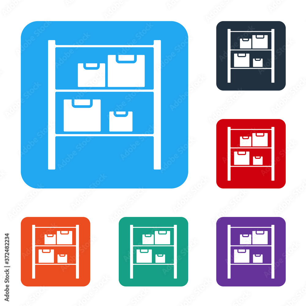 白色仓库图标隔离在白色背景上。将图标设置为彩色方形按钮。矢量照明