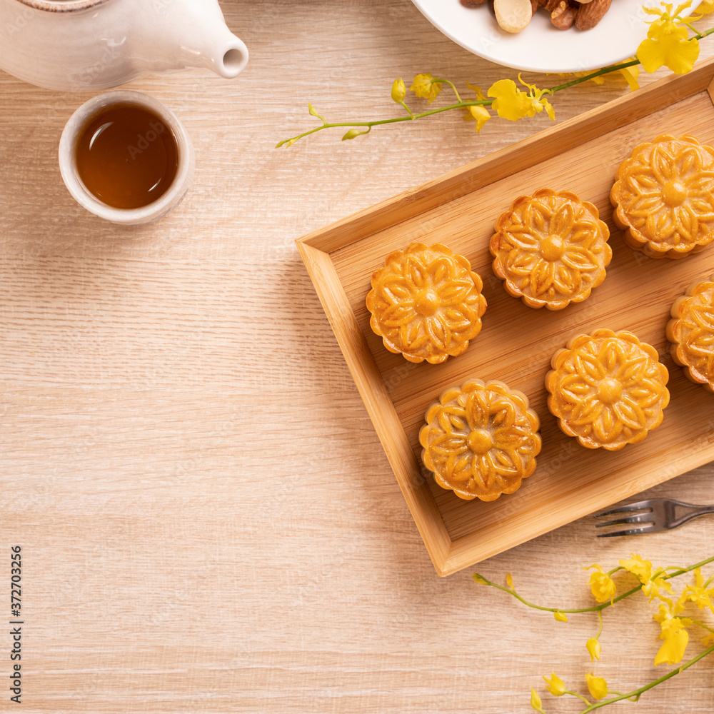 明亮木桌上的月饼、月饼、茶具中秋假期概念设计w