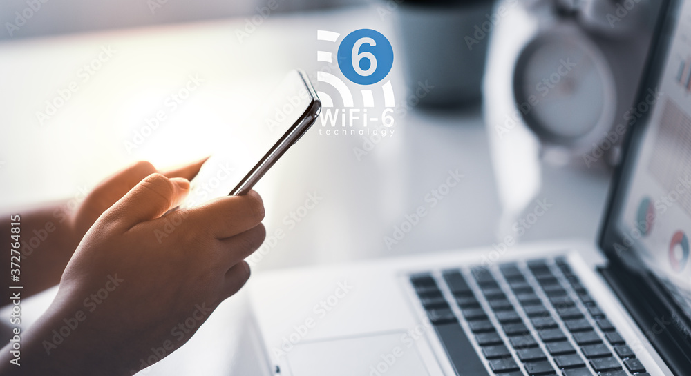 男性在家中客厅使用带wifi 6技术的智能手机