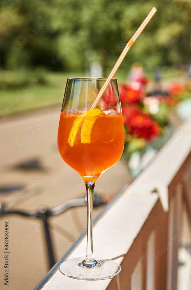 夏季餐厅里的一杯aperol雪碧鸡尾酒。