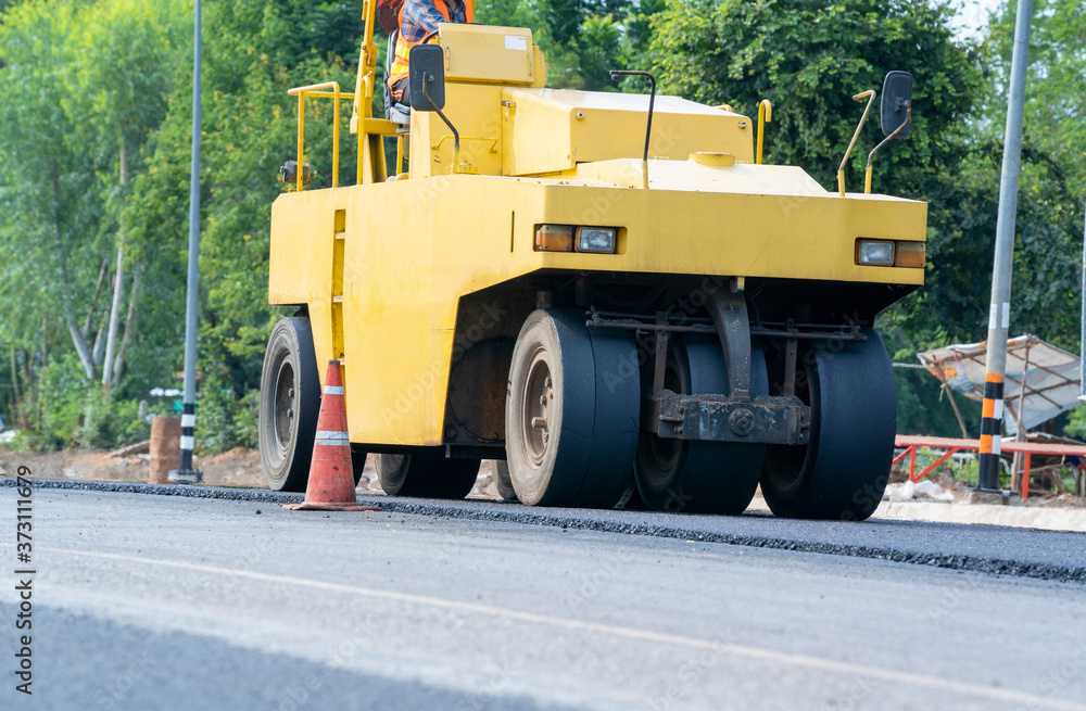 压路机在新的道路施工现场作业