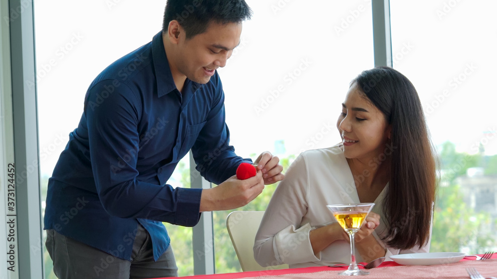 浪漫的情侣在餐厅给爱人送礼物。幸福的情侣生活方式。