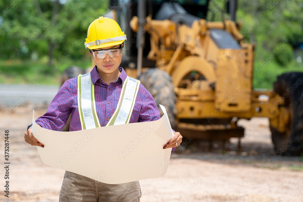 在建筑工地从事机械工作的女建筑师。