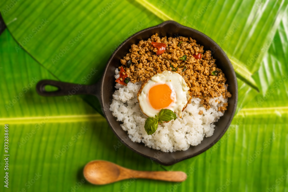 ガパオライス　タイ料理　 Phad Bai Gaprao Gai Sap Thai dish