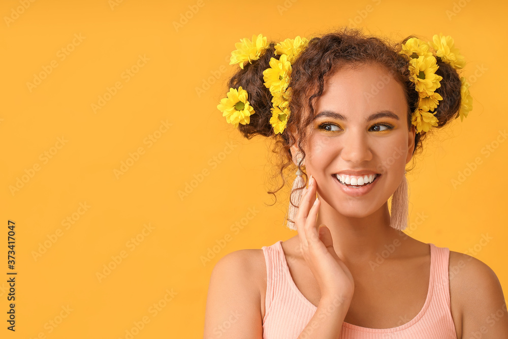 年轻的非裔美国女性，带着漂亮的眼影，头发上有彩色背景的花朵