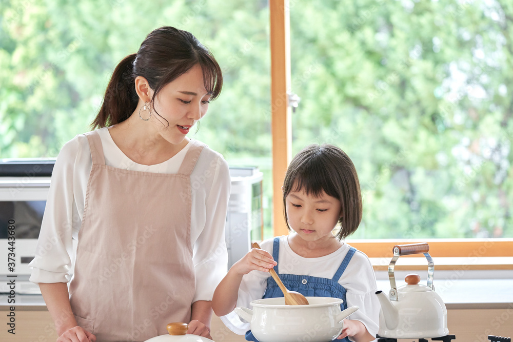 料理する母娘