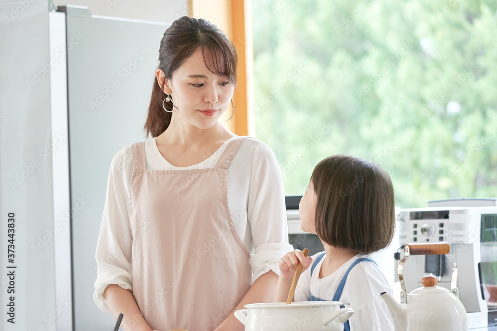 料理する母娘