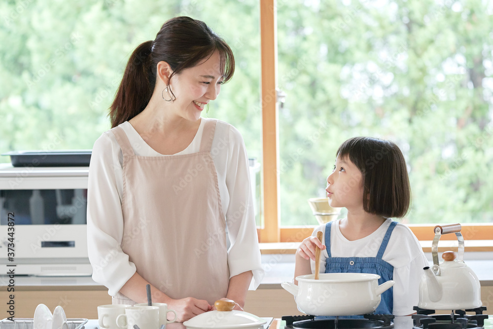 料理する母娘