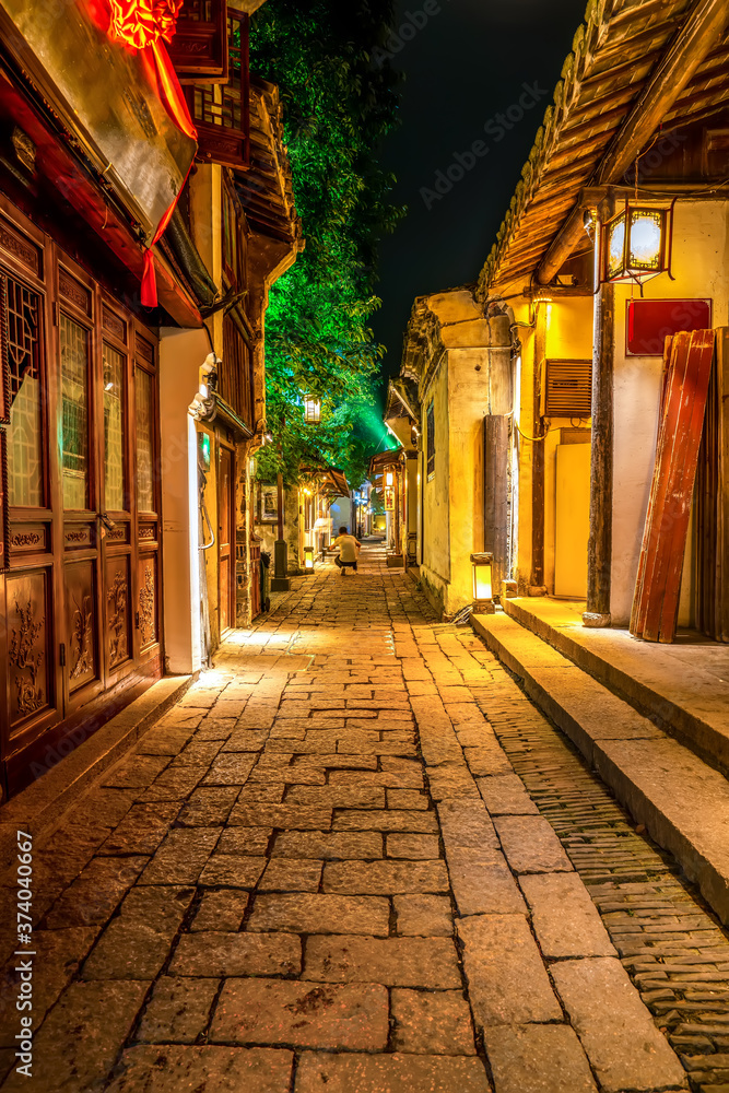 夜晚，中国苏州周庄古镇的街道