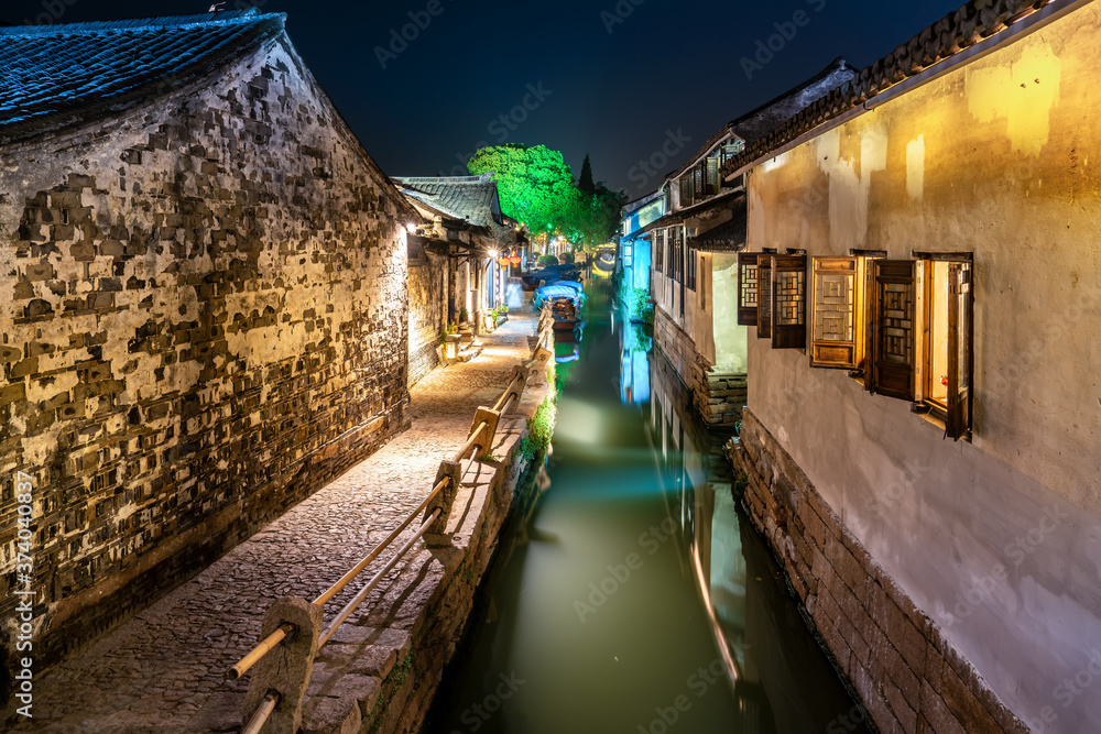 夜晚，中国苏州周庄古镇的街道