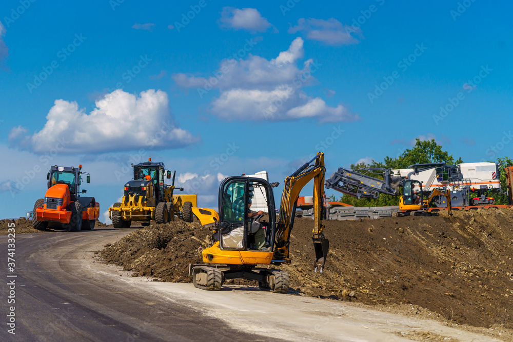 道路作业机械全景。新建道路。不同类型的道路作业设备。