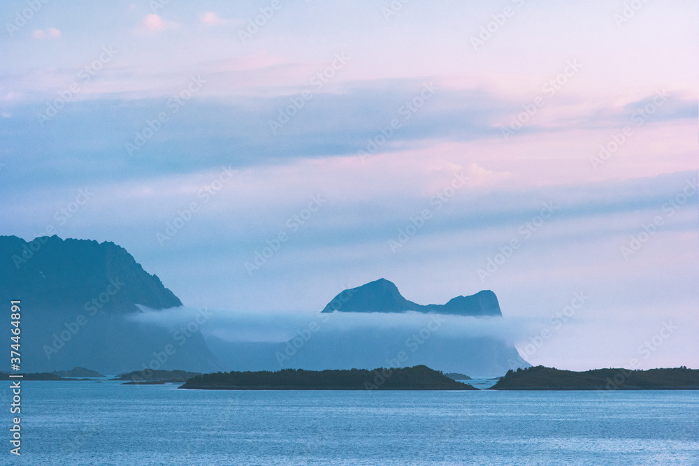 挪威日落景观峡湾和山石斯堪的纳维亚自然森贾岛荒野黄昏