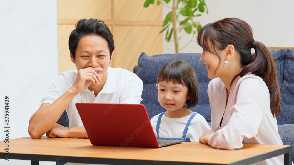 パソコンを見て会話する家族