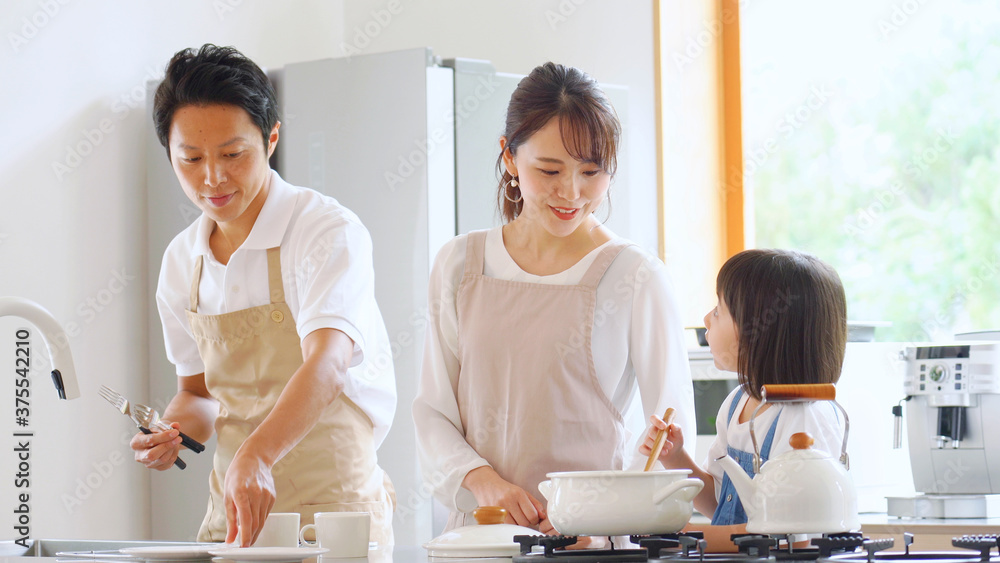 会話しながら料理する家族