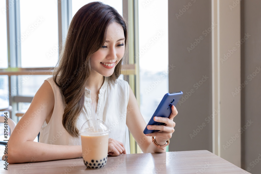 亚洲女人喝泡泡茶