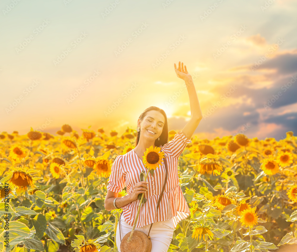 向日葵地里美丽的年轻女人