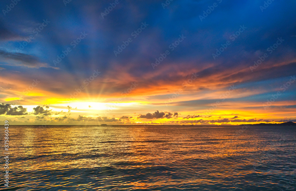 泰国热带海洋和海滩上美丽的夏日日出。岸边的倒影。