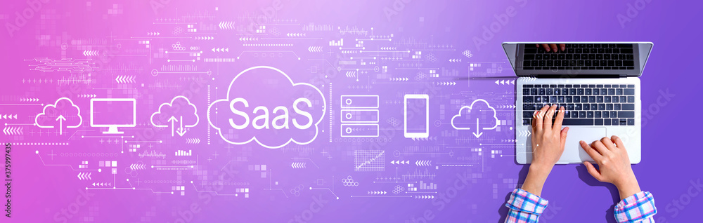 SaaS——女性使用笔记本电脑的软件即服务概念