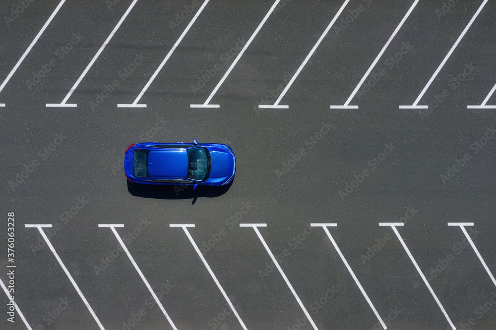 交通。从空中观看汽车。汽车在一个空停车场。从空中查看车辆