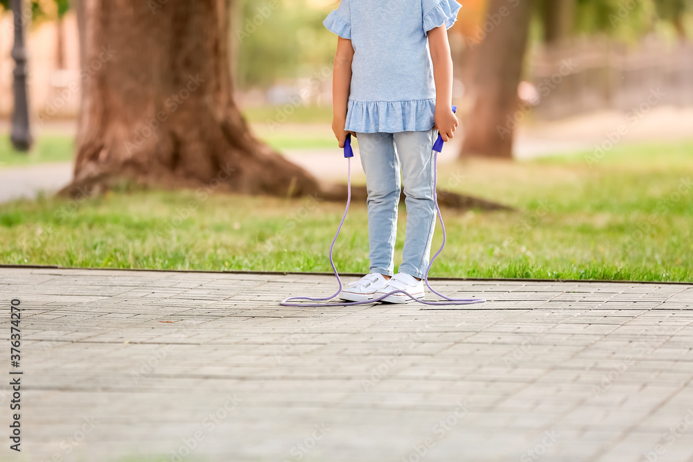 可爱的小女孩在户外跳绳