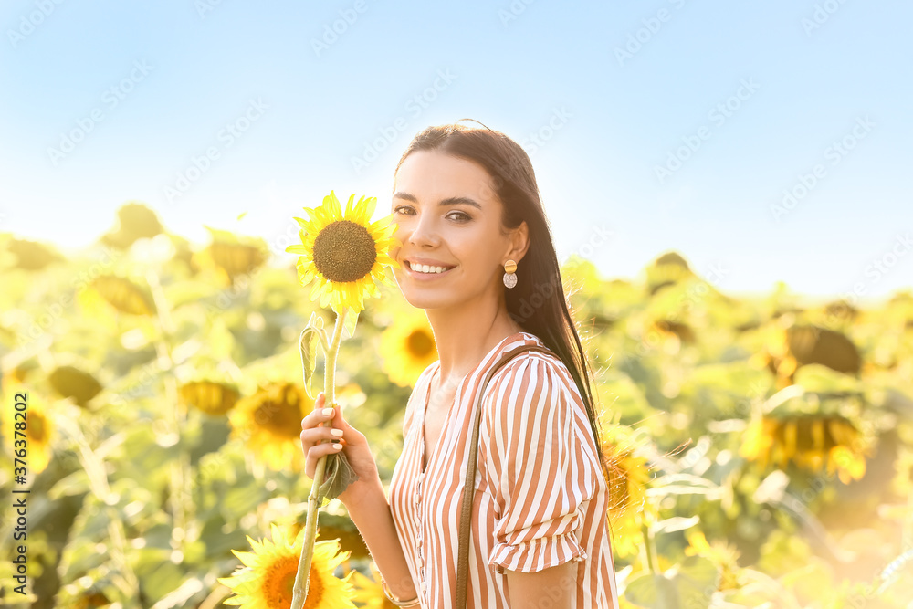 向日葵地里美丽的年轻女人