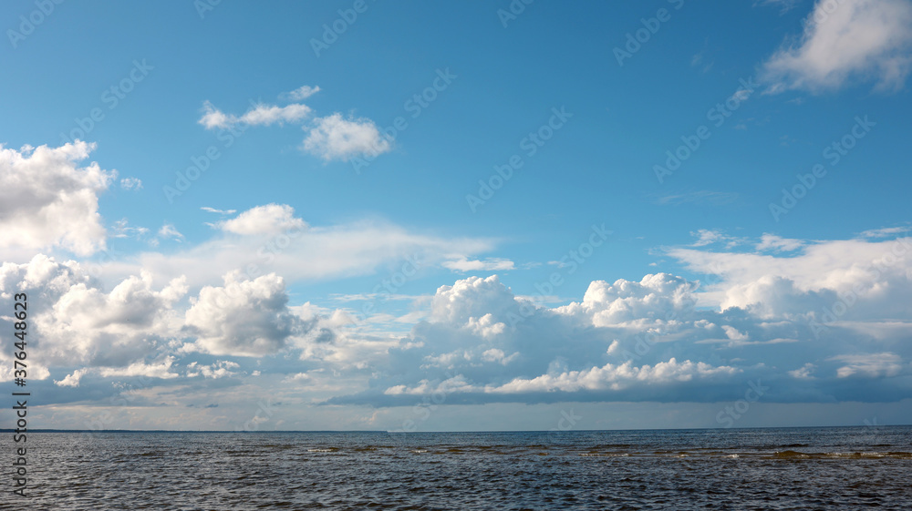 美丽白云的海景