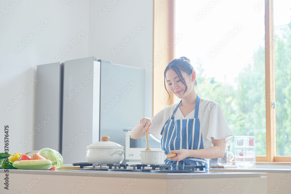 料理する女性