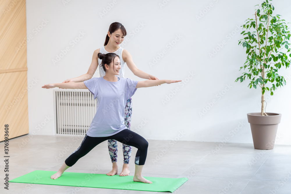 自宅でヨガレッスンを受ける女性