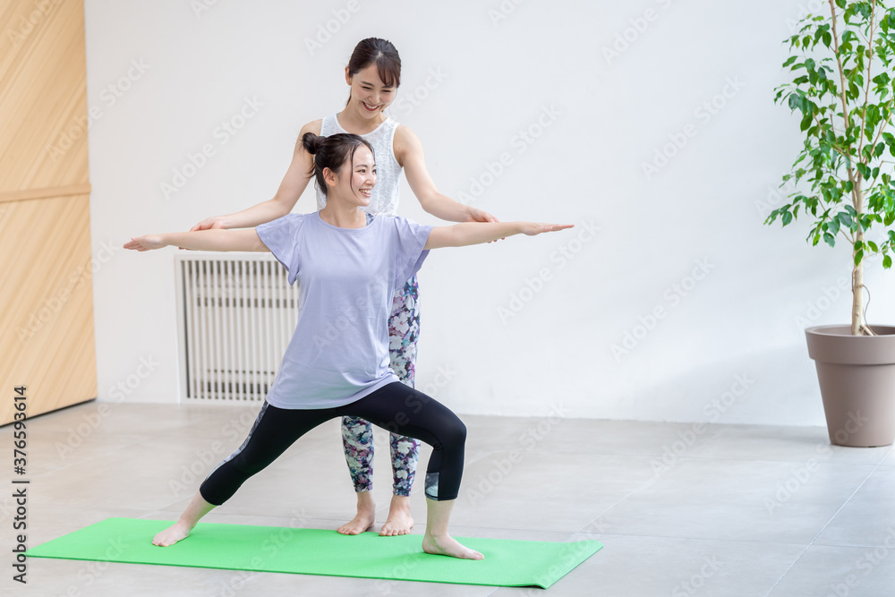 自宅でヨガレッスンを受ける女性