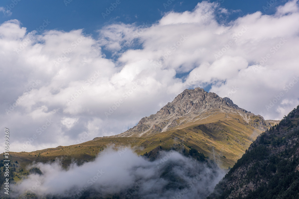 云雾缭绕的山景