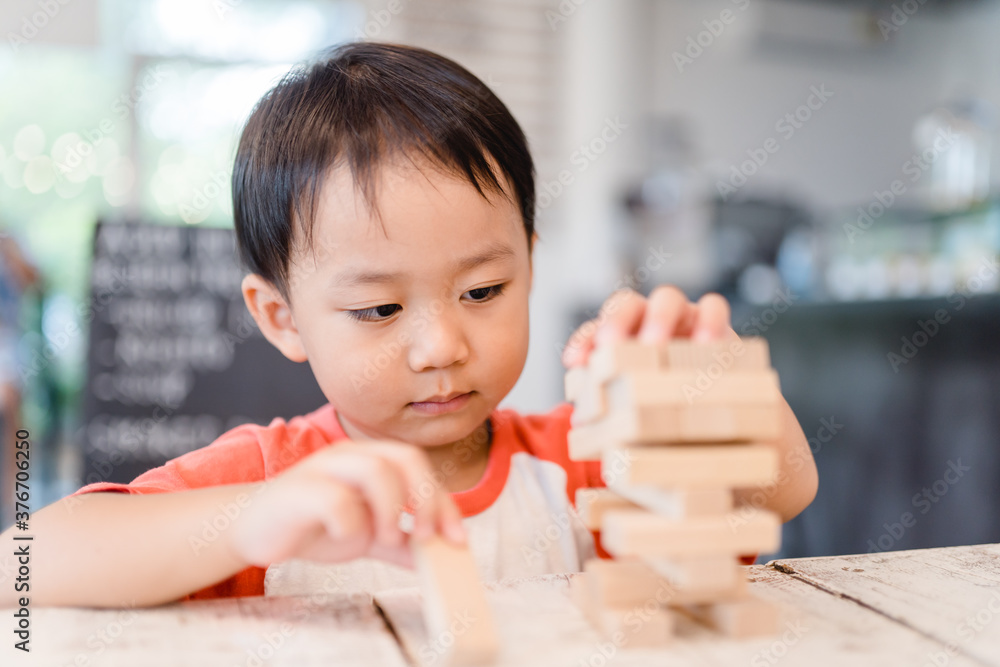 3岁男孩。更古怪的孩子和妈妈玩很多木制玩具。孩子玩教育