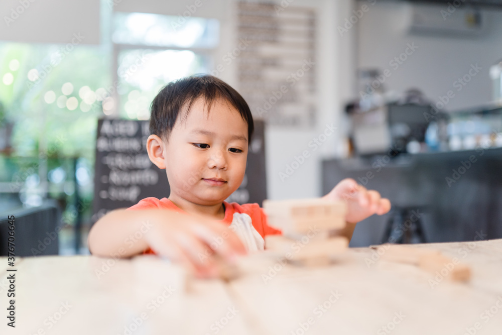 3岁男孩。更古怪的孩子和妈妈玩很多木制玩具块。孩子玩教育