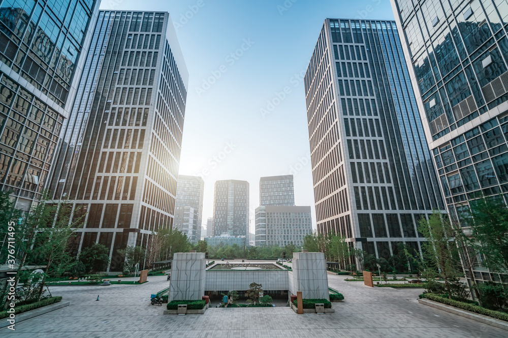 中国济南中央商务区城市广场和现代高层建筑。