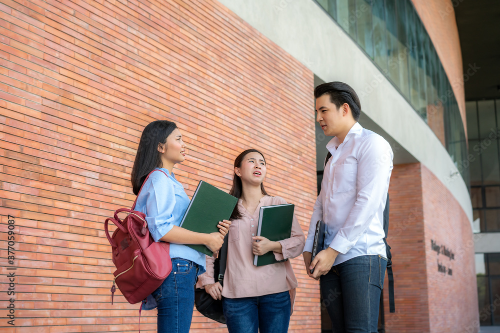 三名亚洲学生正在讨论备考、陈述、学习、备考学习