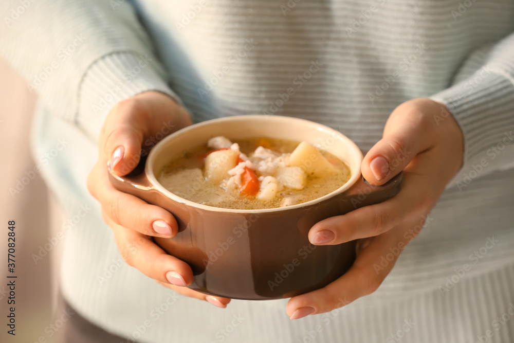 锅里有美味米汤的女人，特写